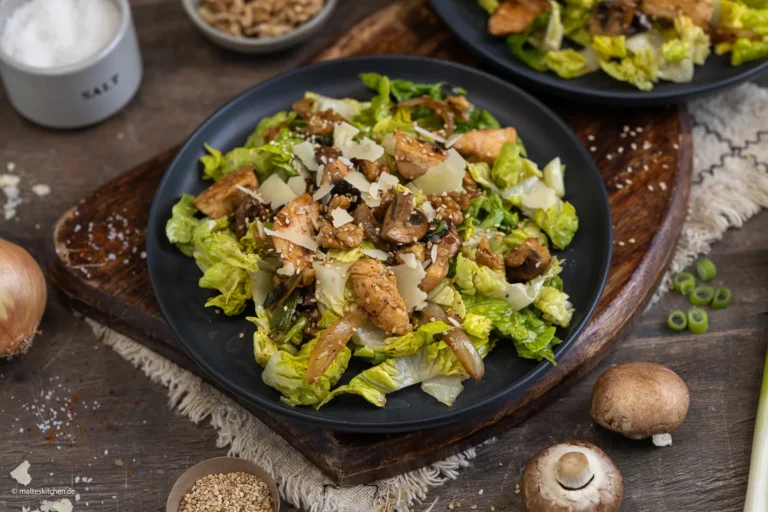 Laitue romaine au poulet, champignons et noix