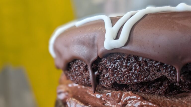 Gâteau au fondant et au chocolat en forme de toile d'araignée de Shane Smith : aujourd'hui