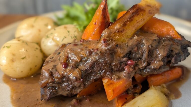 Steak de lame de plume de bœuf low & slow d'Alex Petit, sauce au poivre rose