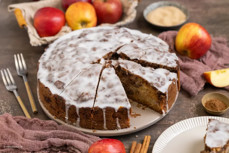 Gâteau roulé à la cannelle et aux pommes | juteux et délicieux