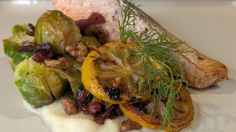 Saumon poêlé de Trisha au beurre noisette, Bruxelles, pancetta croustillante