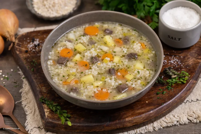 Soupe d'orge perlé au bœuf | comme avec des noix
