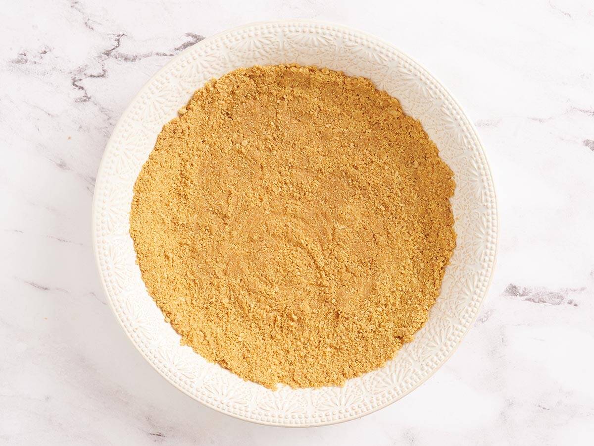 Croûte de biscuits Graham dans un plat à tarte.