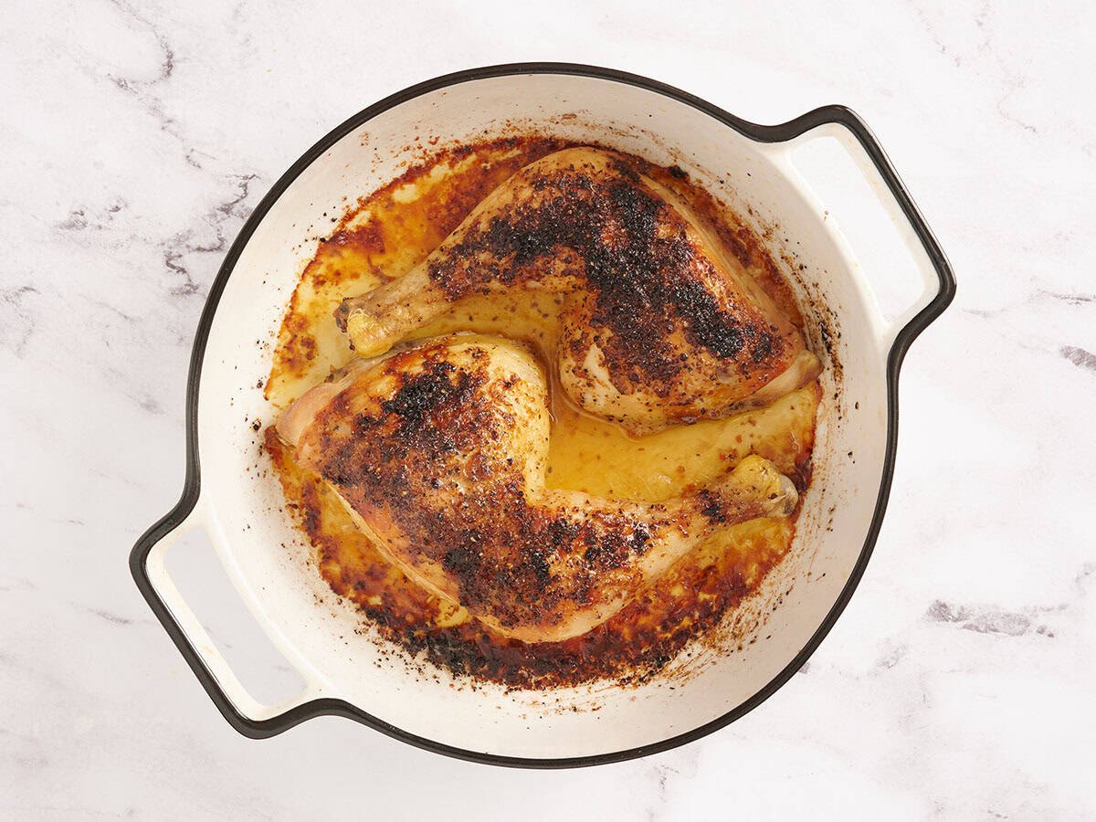 Cuisses de poulet rôties au four dans un plat allant au four.