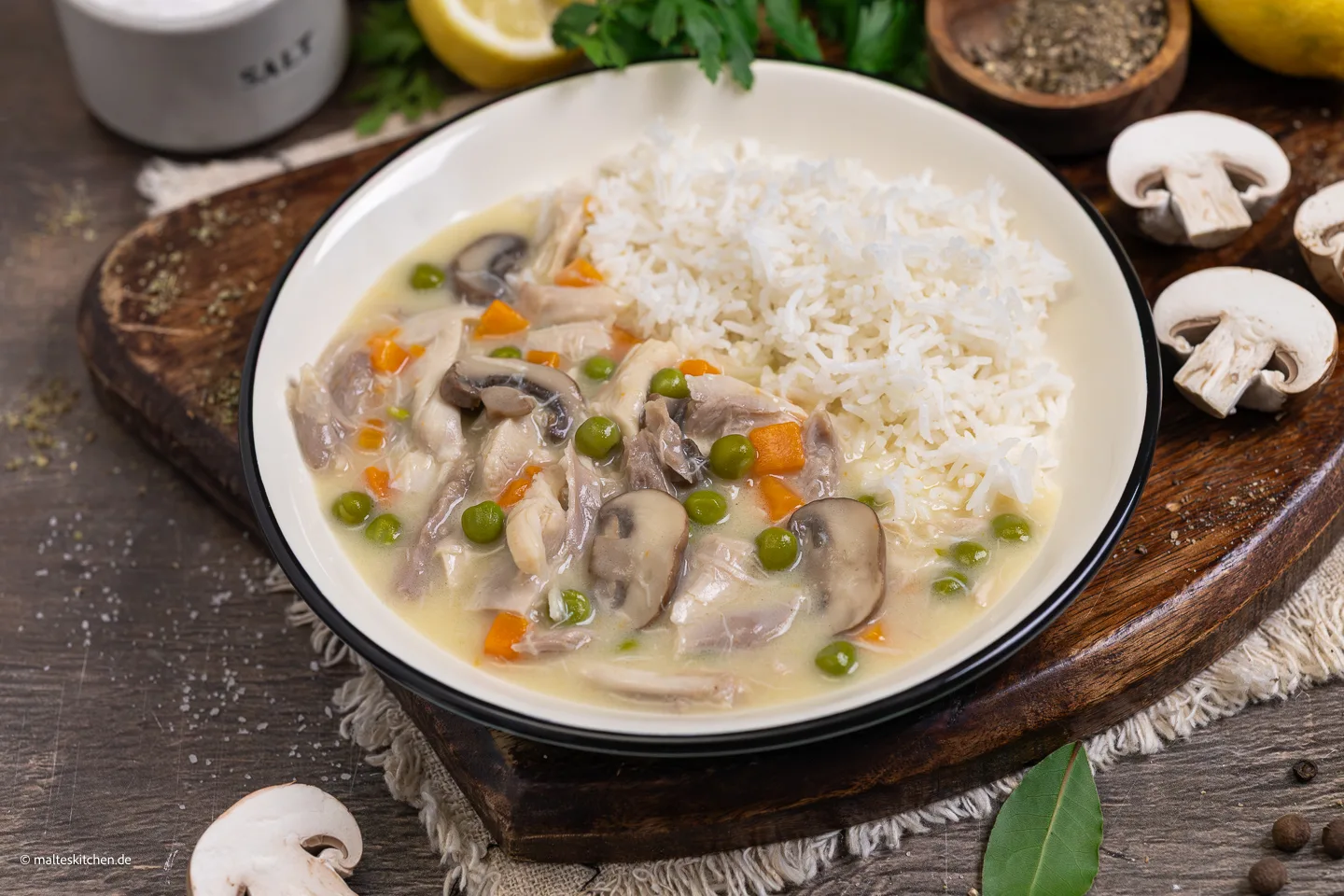 Fricassée de poulet classique – maison et délicieuse