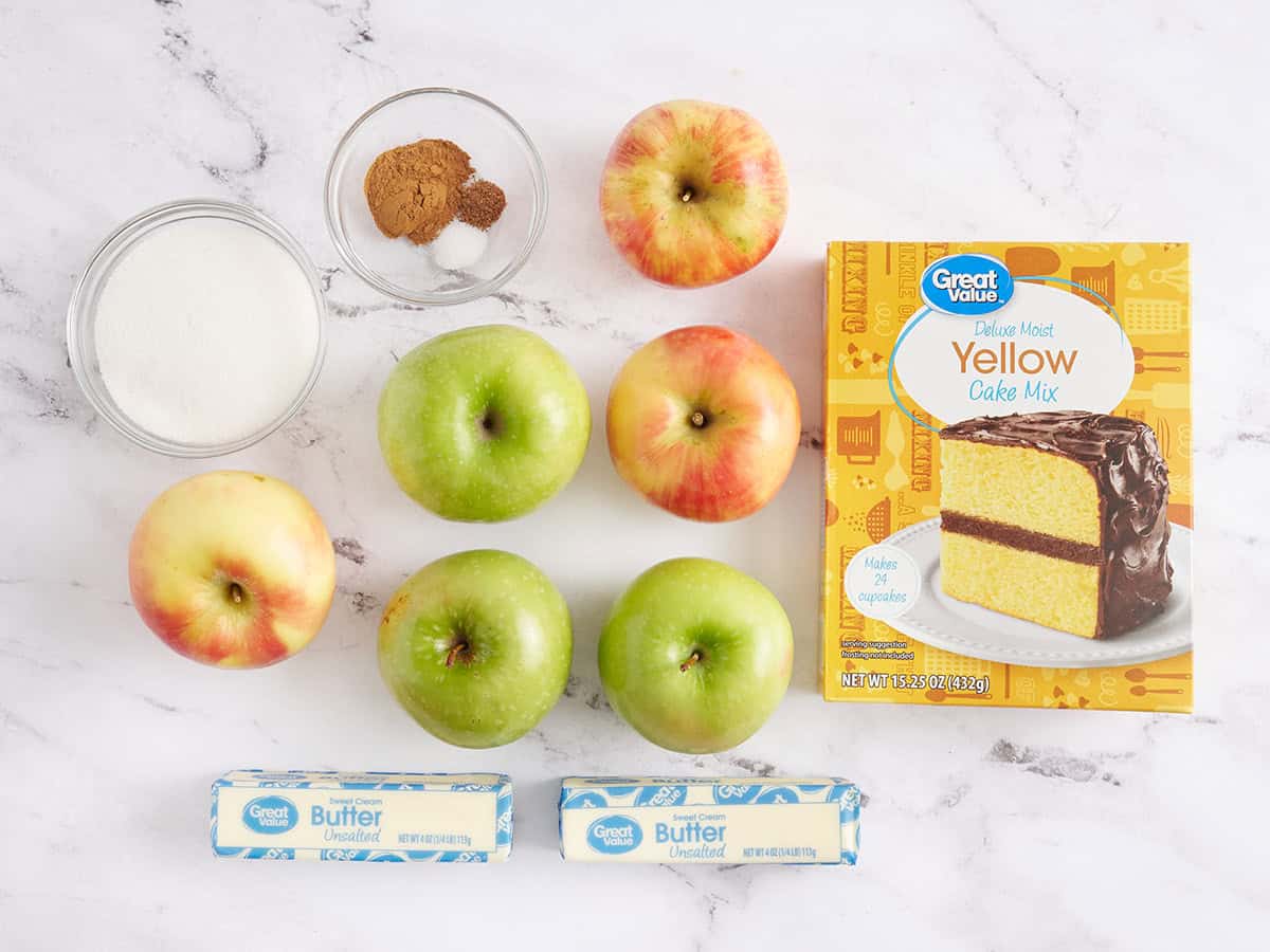 Les ingrédients pour faire un dump cake aux pommes.
