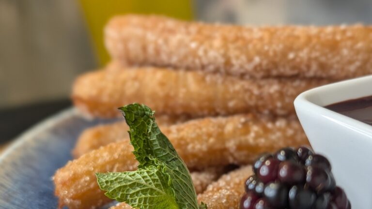 Churros à la friteuse à air d'Alex Petit avec sauce au chocolat : Aujourd'hui