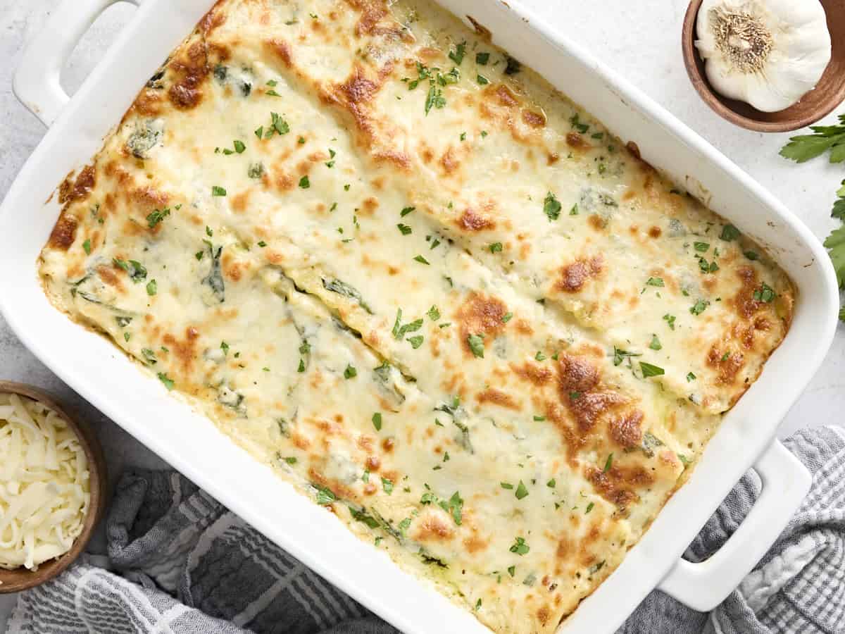Vue aérienne de lasagnes au poulet blanc.