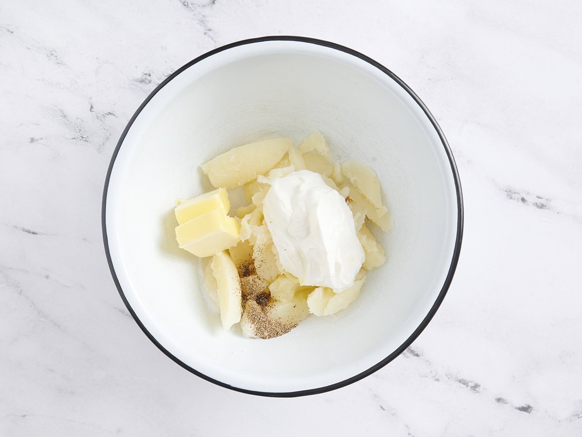 Chair de pomme de terre et crème sure dans un bol.