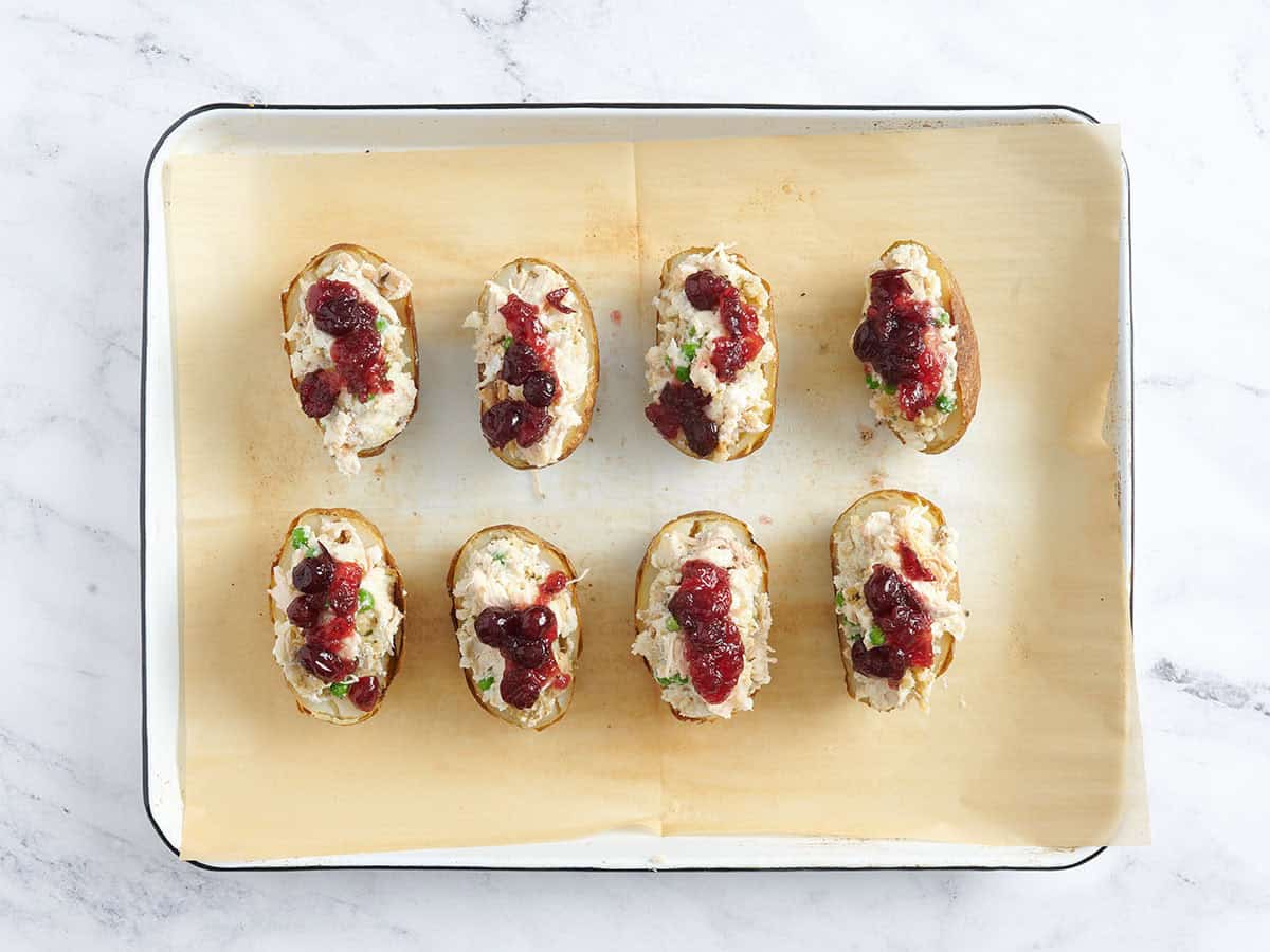 Sauce aux canneberges ajoutée aux peaux de pommes de terre de Thanksgiving.