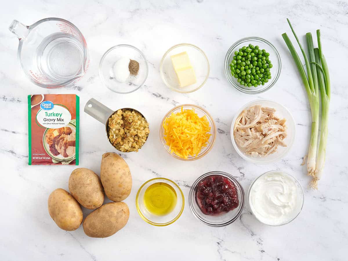 Les ingrédients pour faire des peaux de pommes de terre de Thanksgiving.