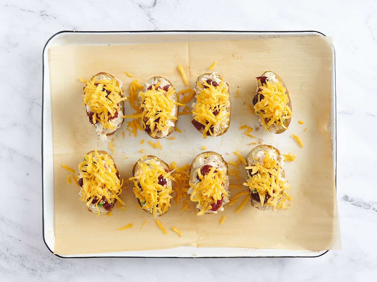 Fromage ajouté aux peaux de pommes de terre de Thanksgiving.