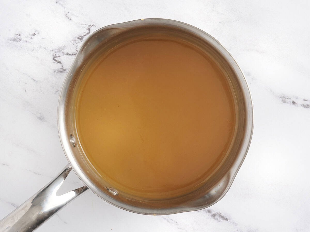 Sauce à la dinde dans une casserole.