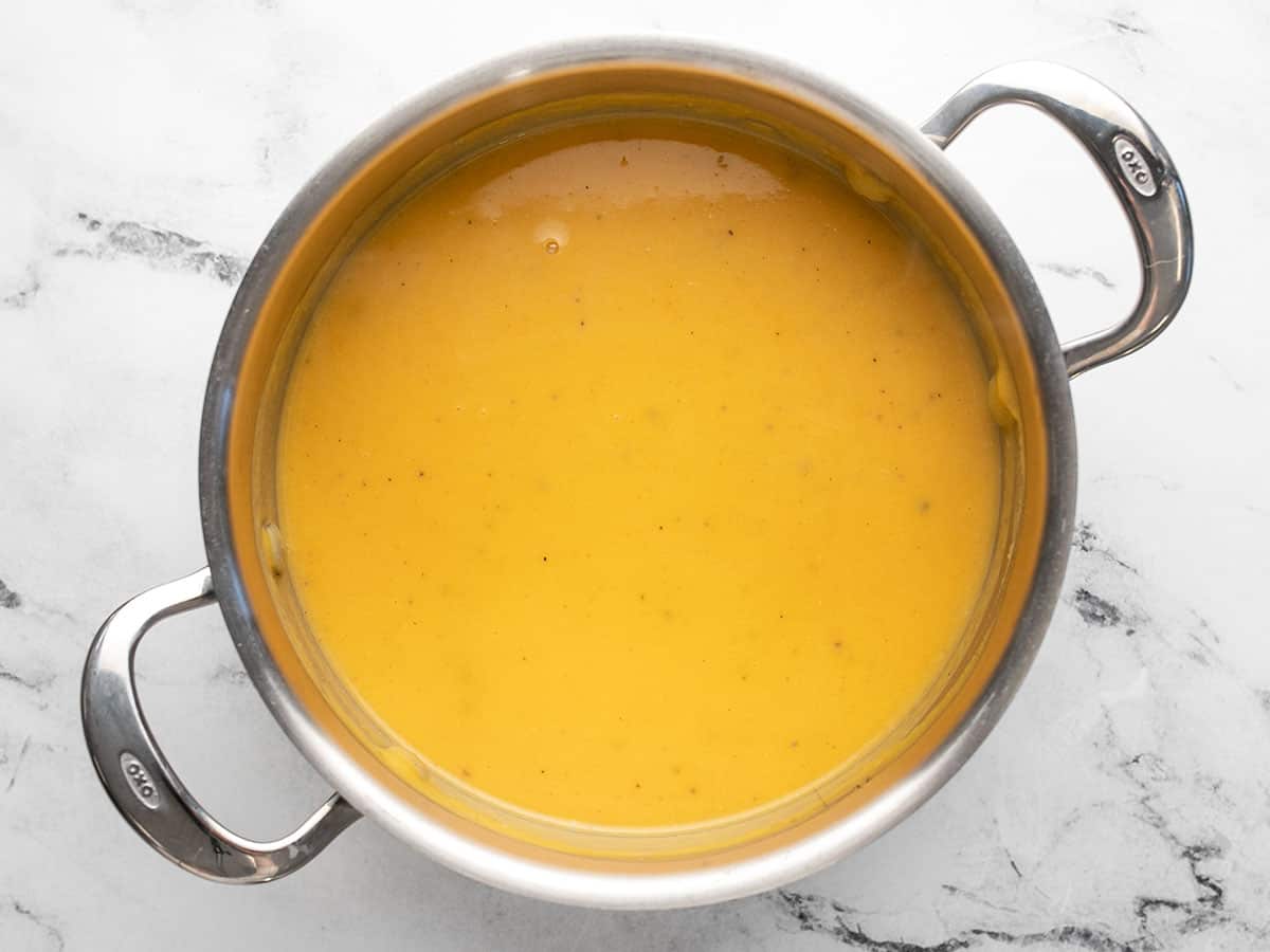 Soupe de courge musquée finie dans la marmite. 