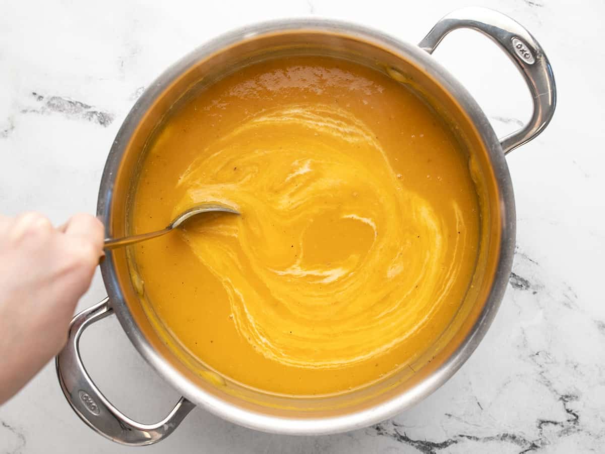 Crème épaisse incorporée à la soupe. 