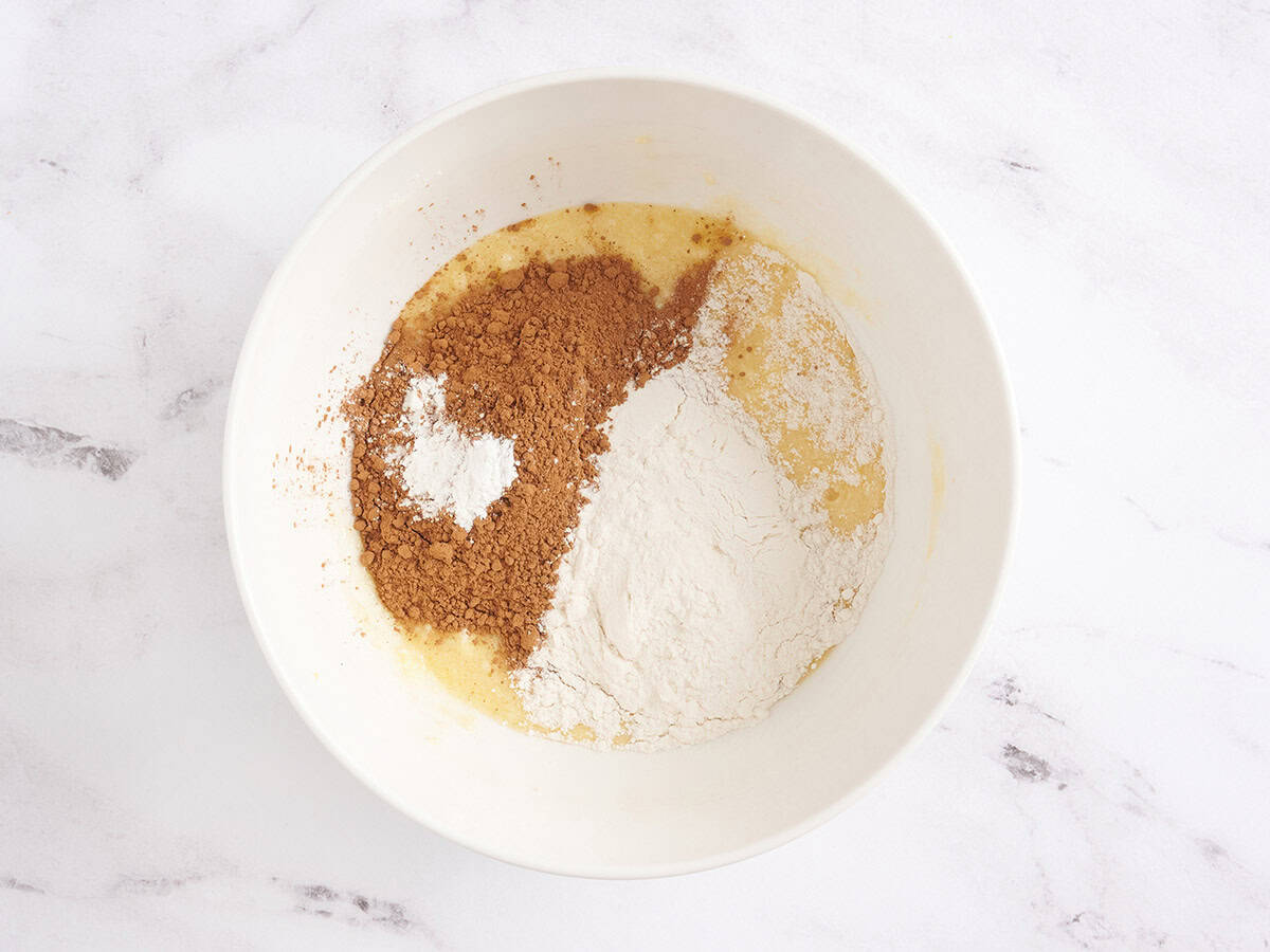 Ingrédients du brownie dans un bol à mélanger.