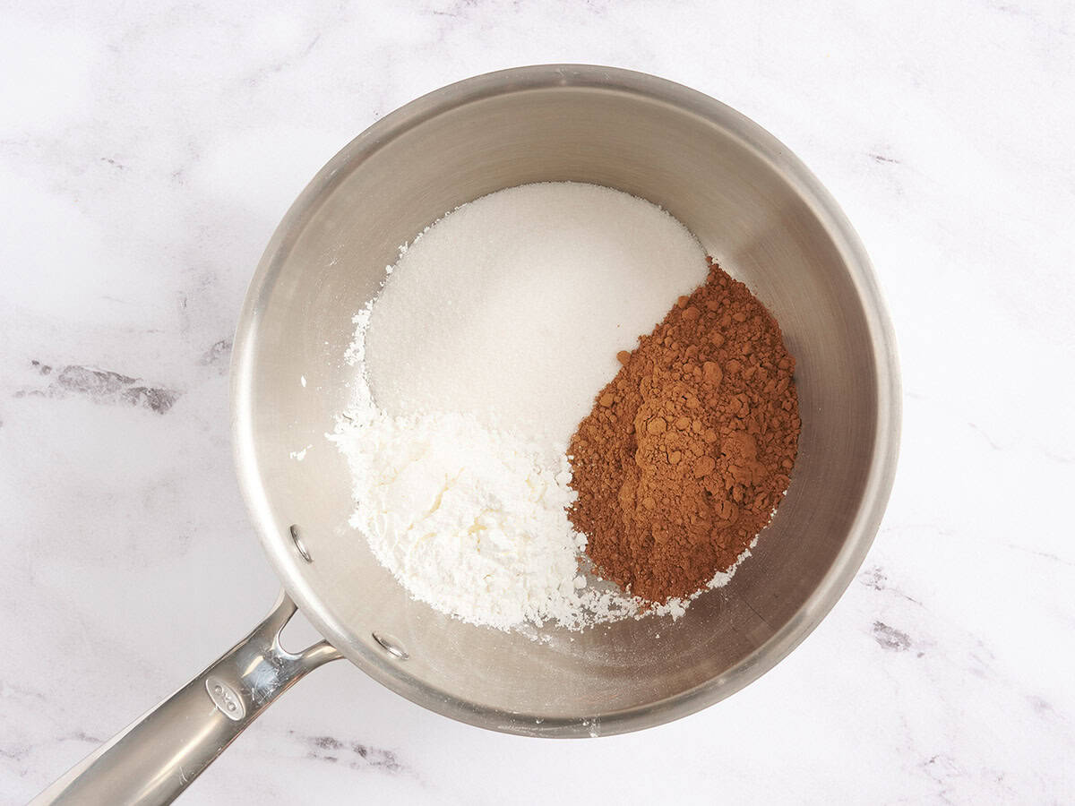 Ingrédients secs un pudding au chocolat dans une casserole.