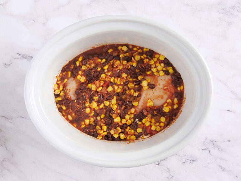 Mélanger les ingrédients des bols de poulet tacos dans la mijoteuse.