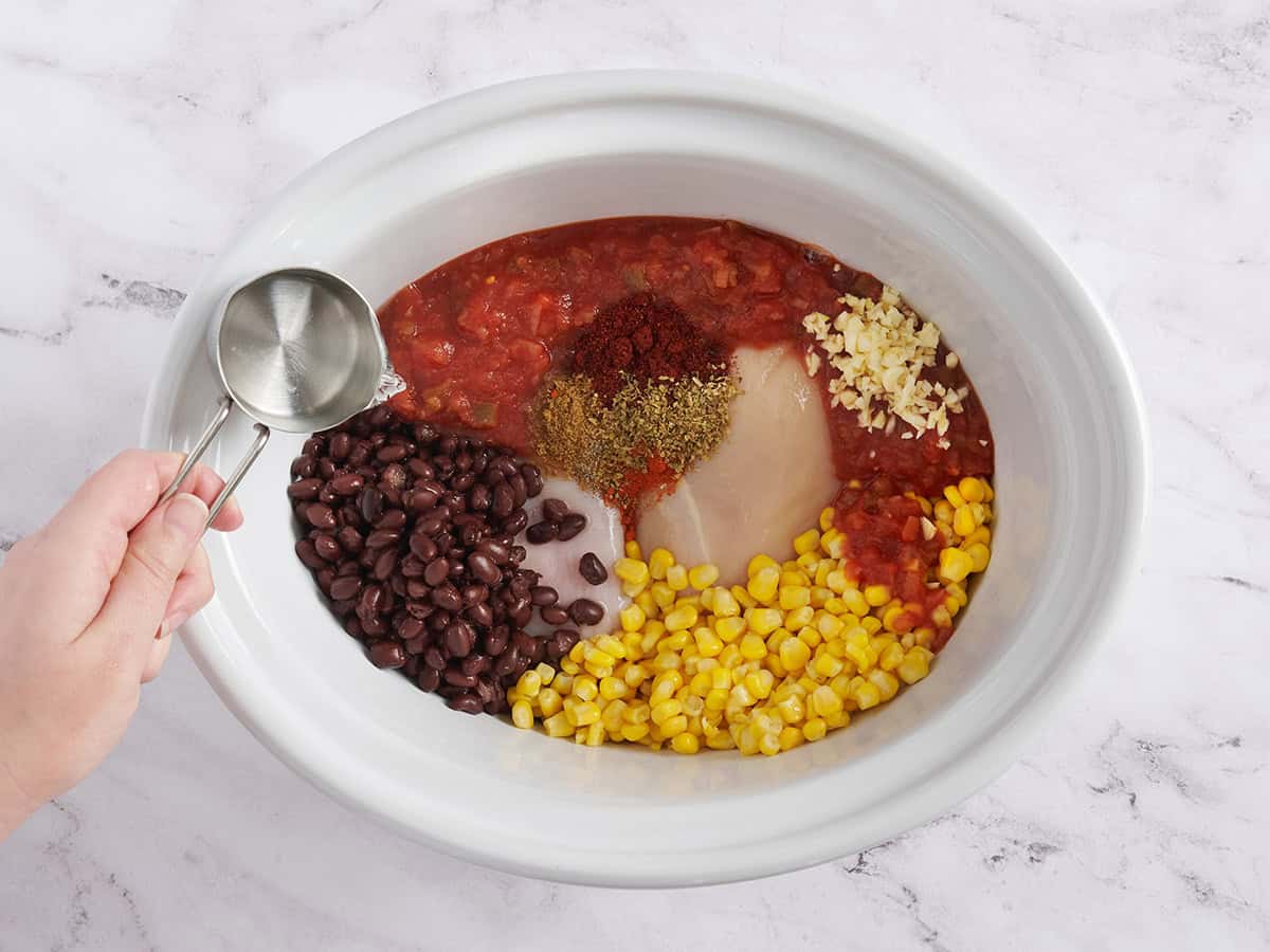 Ingrédients pour les bols de poulet tacos dans la mijoteuse.