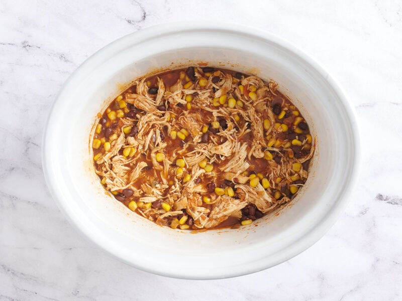 Bols à tacos à la mijoteuse dans une mijoteuse blanche.