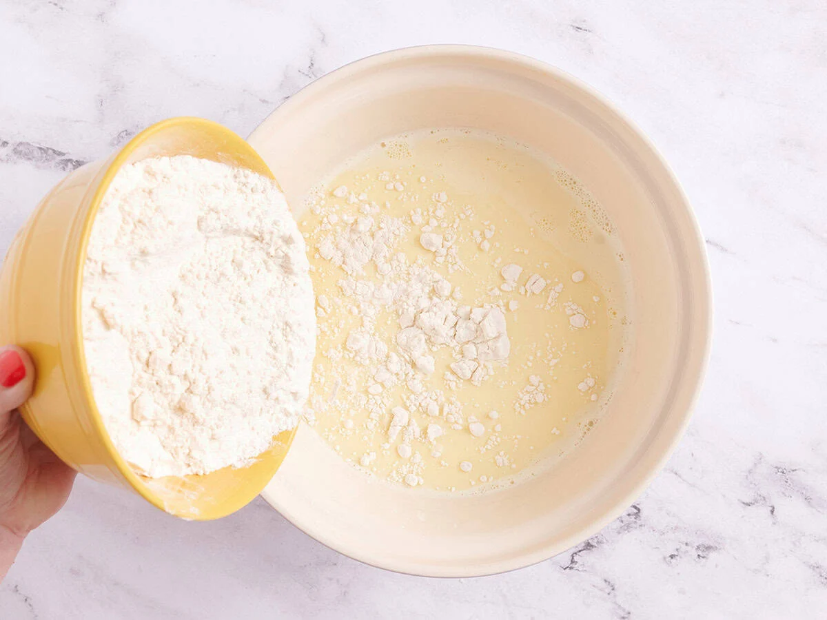 Ajouter la farine au mélange de lait.