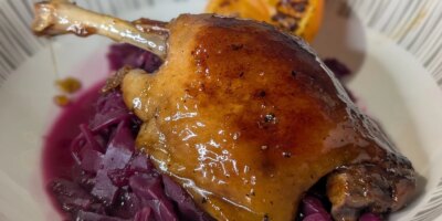 Cuisse de canard airfyrer de Derry Clarke, glacée à l'orange et à la moutarde, chou rouge braisé