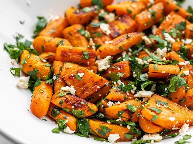 Vue latérale rapprochée de la salade de carottes rôties et de feta