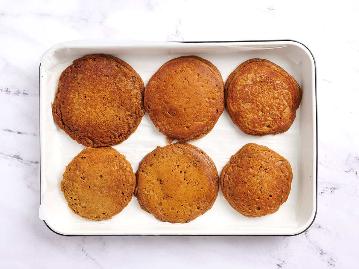 Six crêpes sur une plaque à pâtisserie.