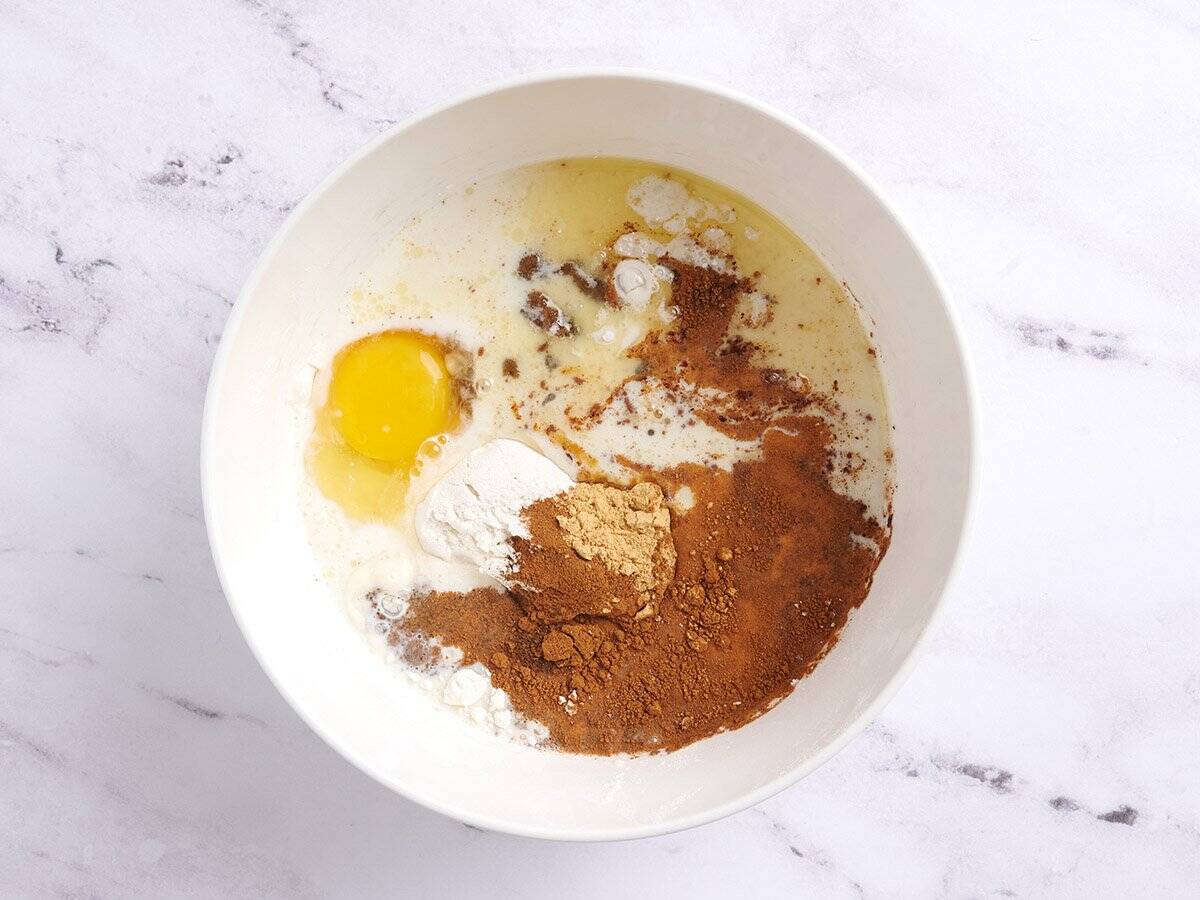 Tous les ingrédients pour réaliser des crêpes au pain d'épices maison dans un bol.