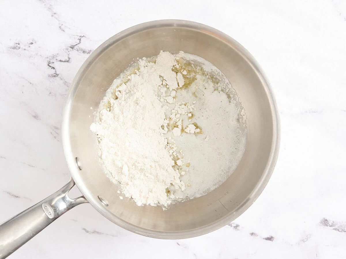 Beurre fondu et farine dans un bol.