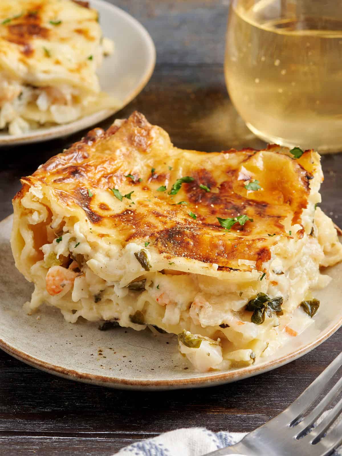 Vue latérale d'une tranche de lasagne aux fruits de mer.