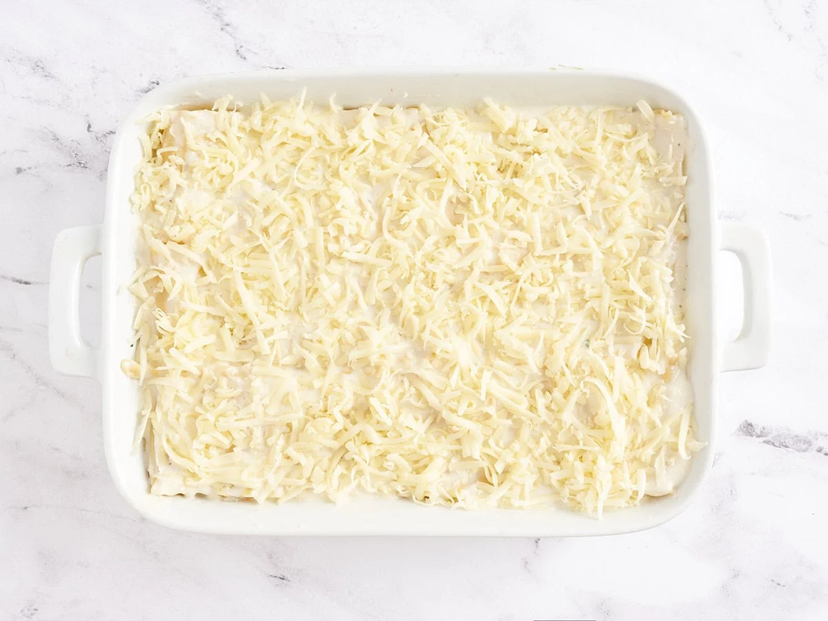 Une lasagne aux fruits de mer maison avant la cuisson.