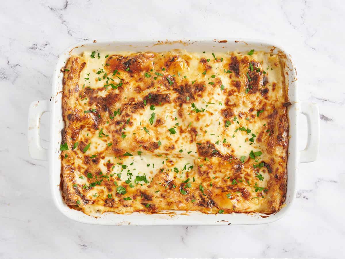 Lasagne aux fruits de mer finie garnie de persil.