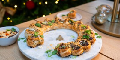 Le Noël asiatique d'Eva Pau : couronne de rouleaux de saucisses coréennes avec mayonnaise épicée