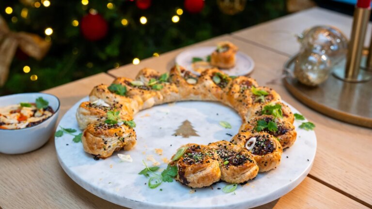 Le Noël asiatique d'Eva Pau : couronne de rouleaux de saucisses coréennes avec mayonnaise épicée