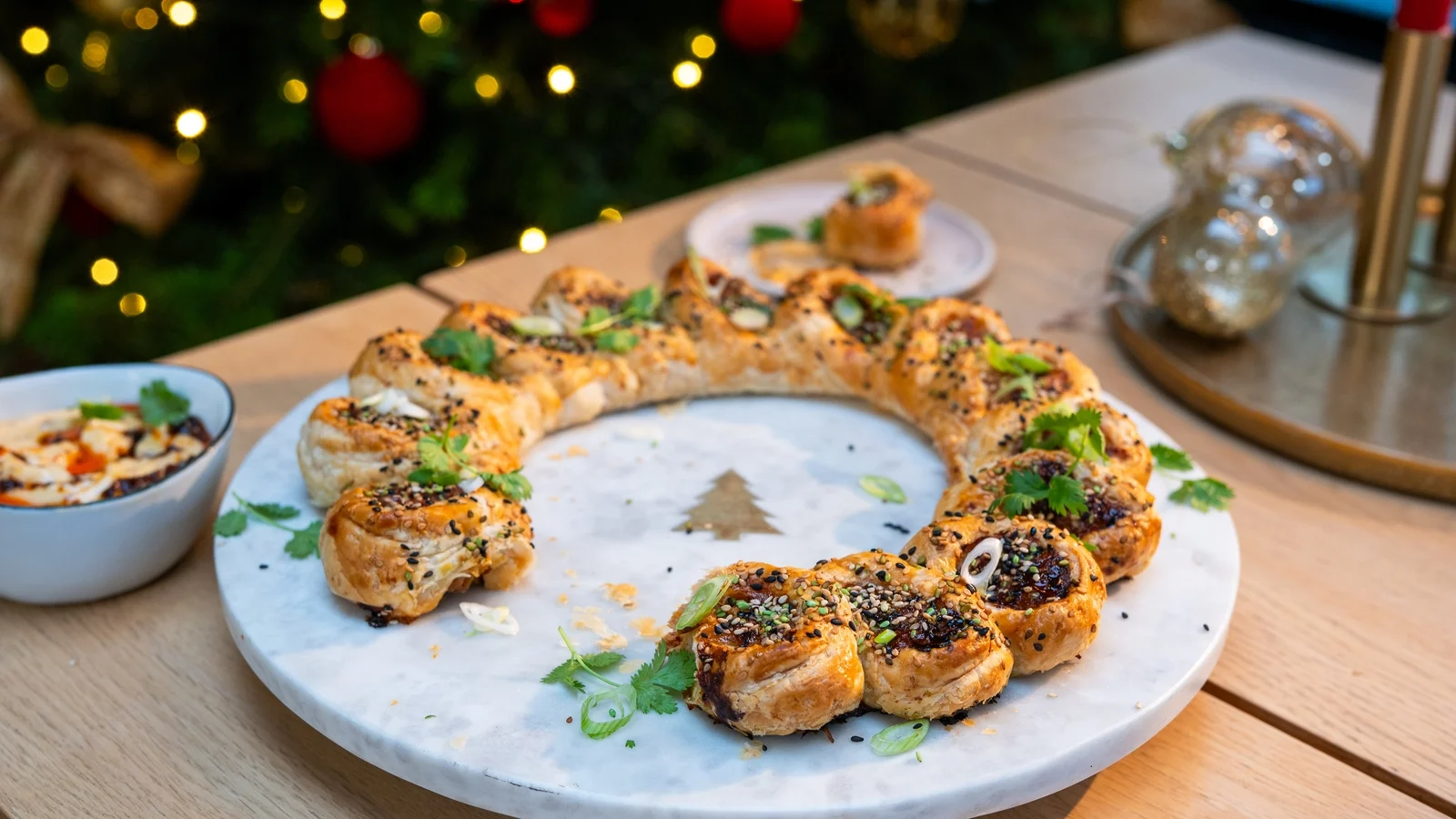 Le Noël asiatique d'Eva Pau : couronne de rouleaux de saucisses coréennes avec mayonnaise épicée