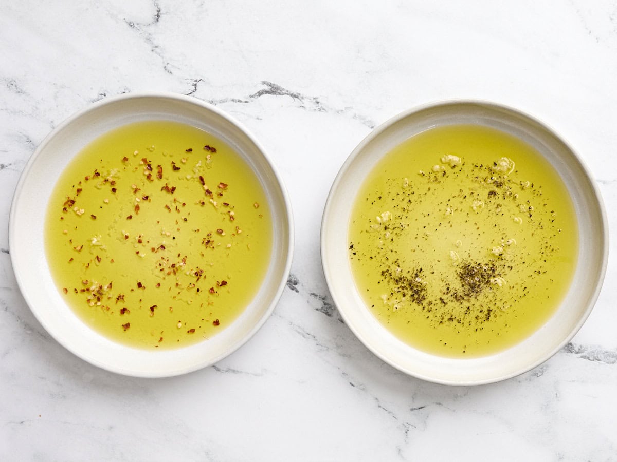 Ajouter les assaisonnements au mélange d'huile d'olive et d'ail. 