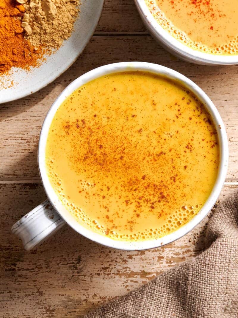 Vue aérienne d'une tasse de lait doré.