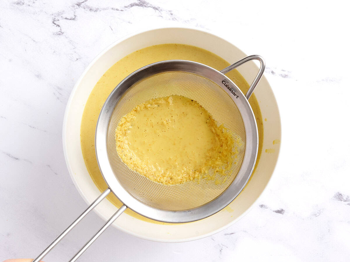 Filtrer le lait doré.