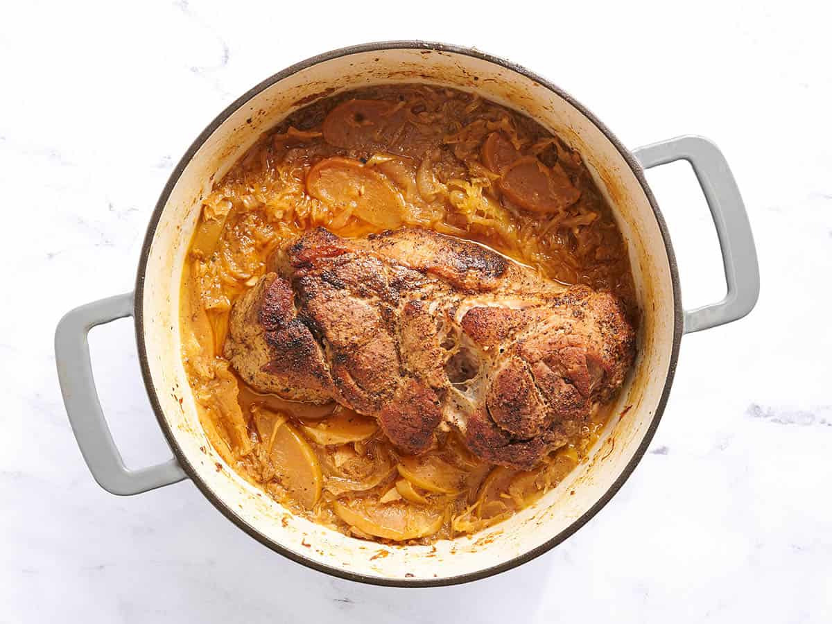 Porc et choucroute à mi-cuisson.