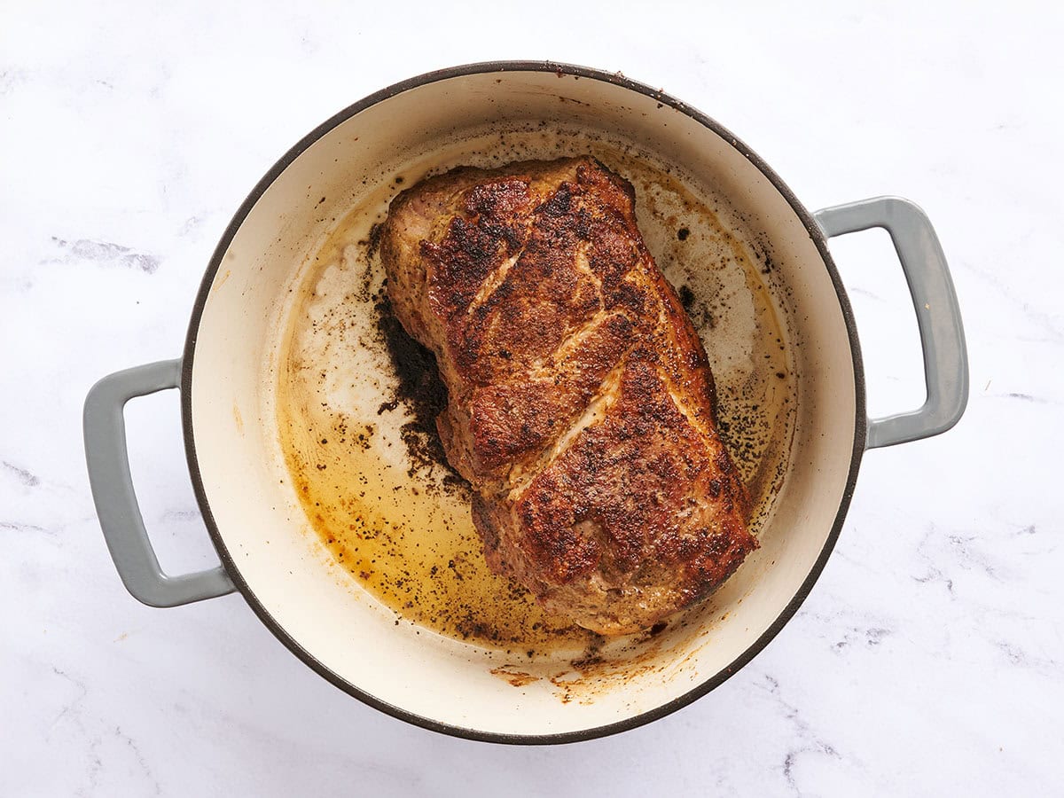 Fesses de porc poêlées dans une cocotte.