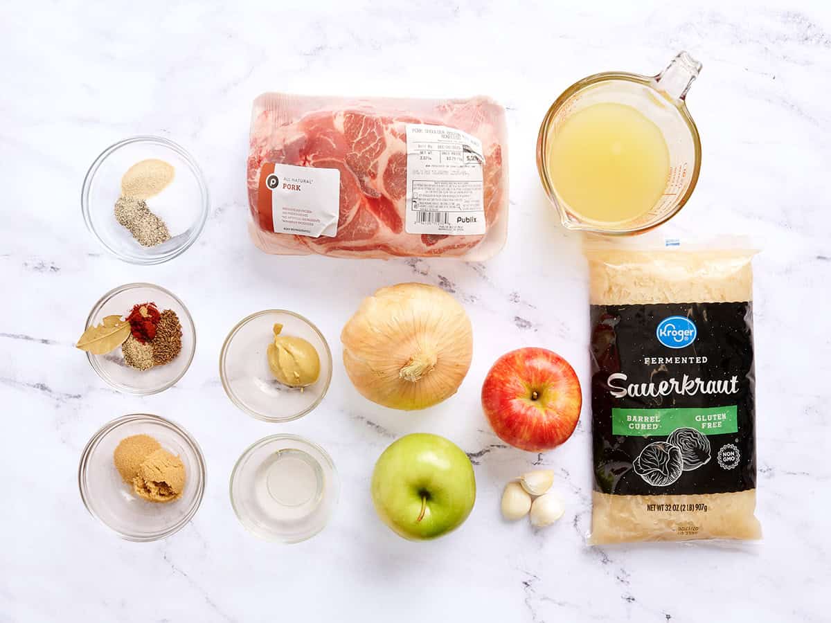 Les ingrédients pour faire du porc et de la choucroute.