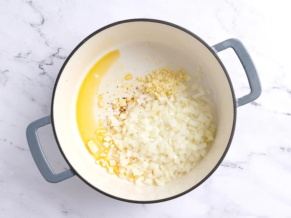 Faire revenir l'oignon et l'ail. 