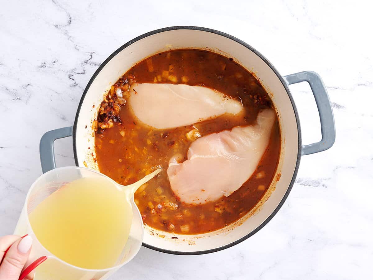 Ajouter le poulet et le bouillon dans la marmite.