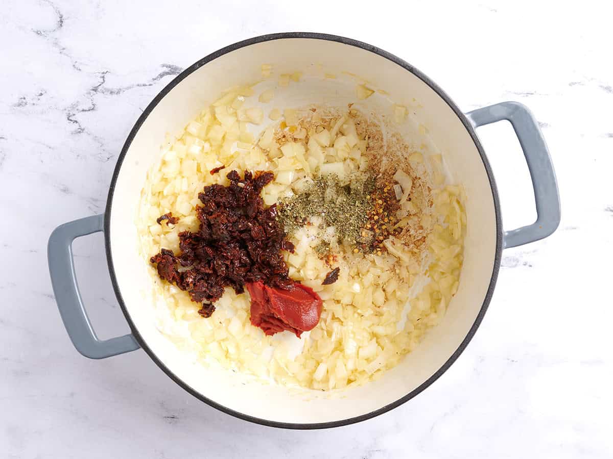 Ajouter les assaisonnements dans la marmite. 