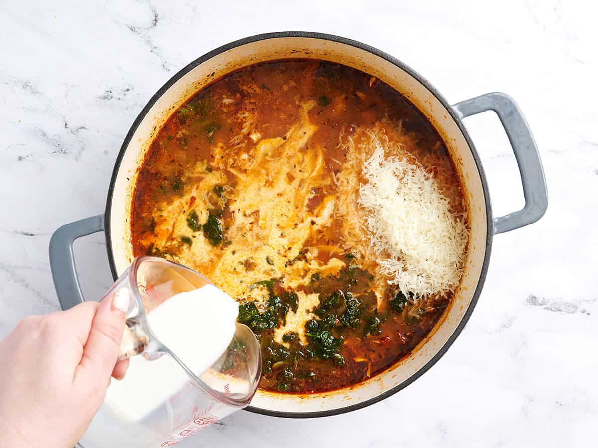 Verser la crème dans la casserole avec le parmesan et les épinards déjà ajoutés. 