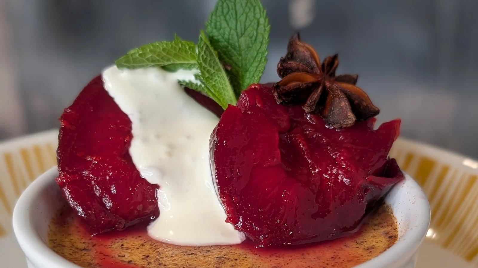 Crème aux œufs au four de Derry Clarke, muscade et prunes pochées : aujourd'hui