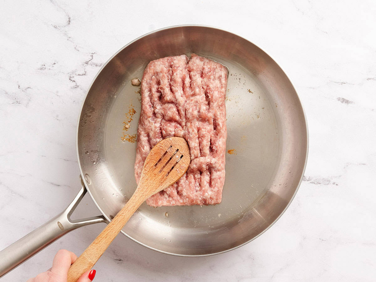 Porc haché dans une poêle.