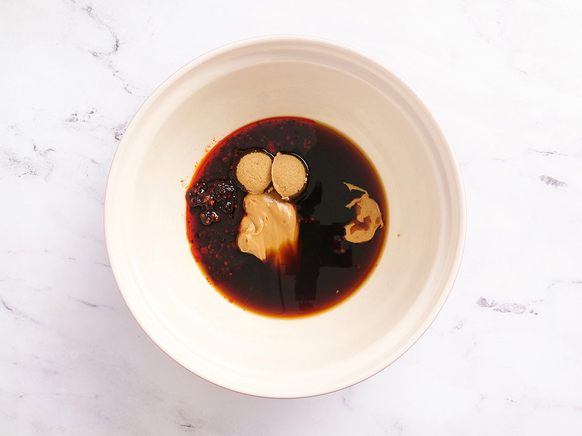 Les ingrédients pour faire la sauce aux nouilles Dan Dan dans un bol.