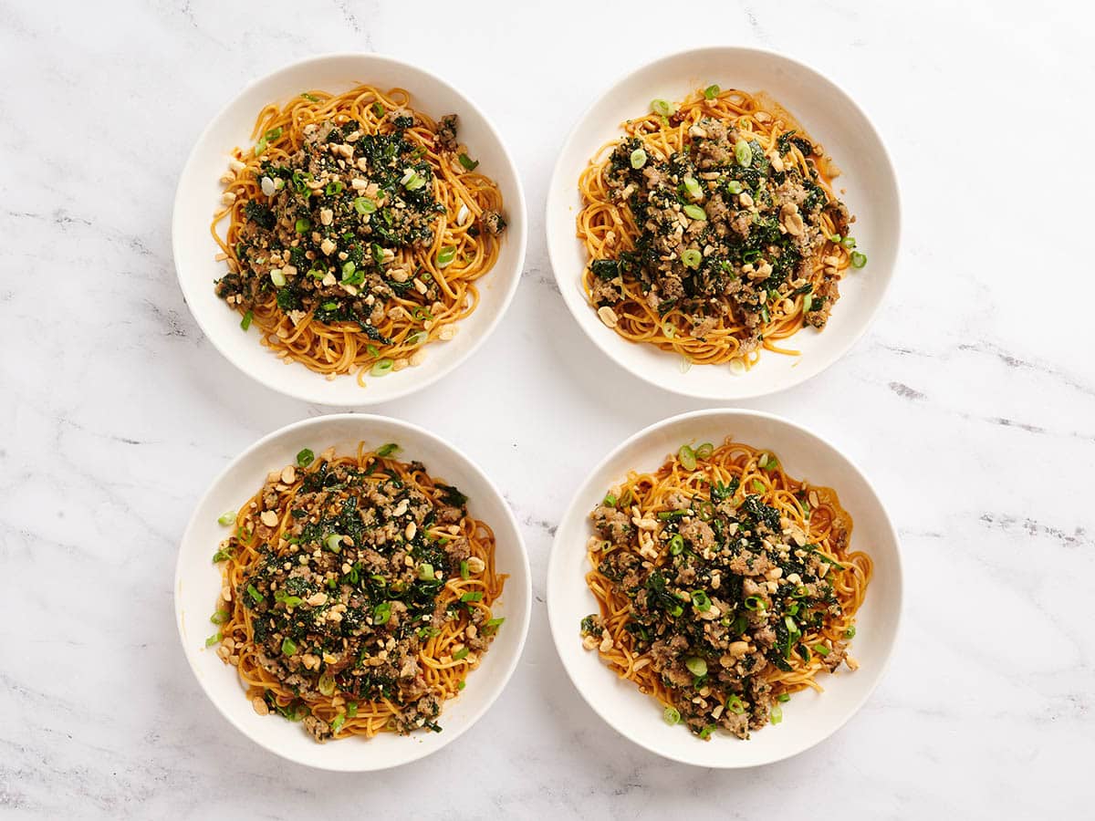 Quatre bols de nouilles Dan Dan faites maison.